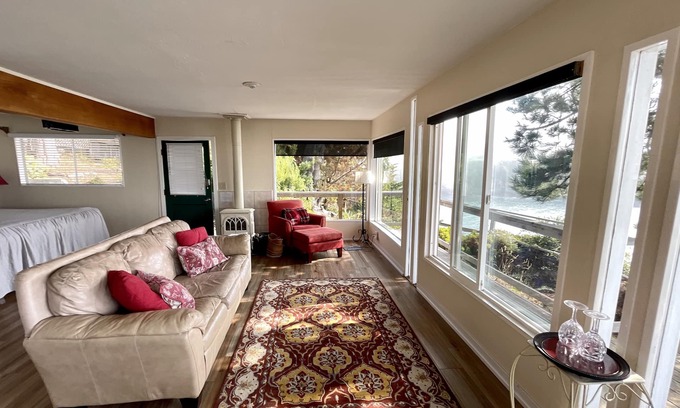 Albion Cottage | Mendocino Coast Cliffside Cottage - Shangri-La