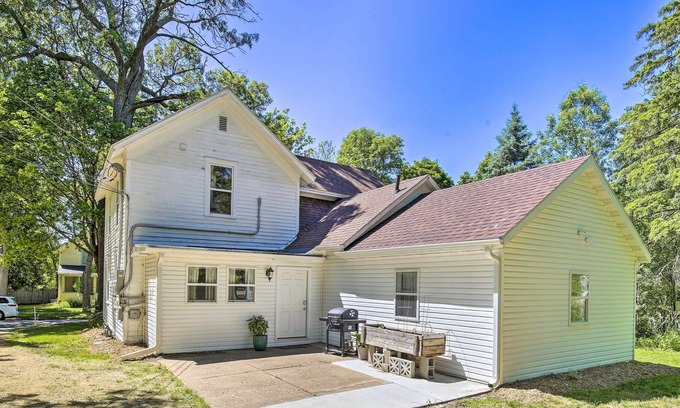 Menomonie Appartement | NEW! Menomonie Apartment: Walk to Lake Monomin!
