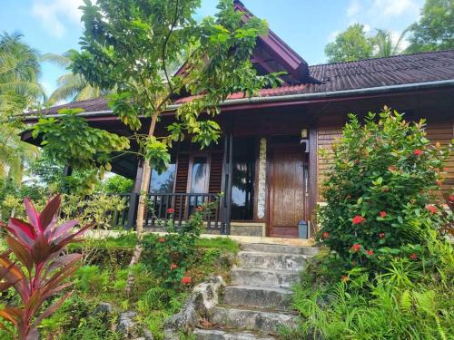 Pulau Masokut Chalet De Ski | Mentawai Private Villa and Boat at Yantos Place