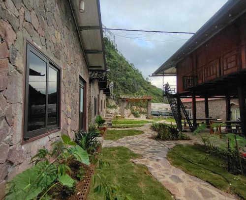Meo Vac Maison | Meovac stone palace