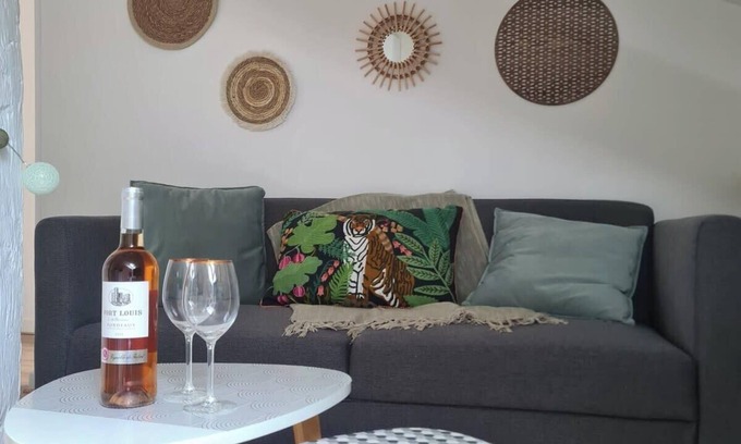 Saint-Laurent-les-Tours Appartement | Mercadial au coeur de Saint-Céré, clim