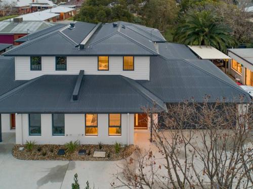 Wangaratta Maison | Merchant's Court, Quiet and Central 3 bedroom townhouse