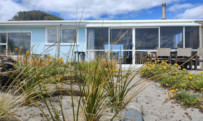 Pukehina Maison | Merle's Retro Beach Bach