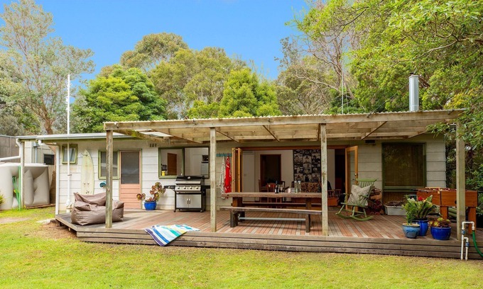 Merricks Beach Maison | Merricks Surf Cottage - Unique opportunity...set in lush bush with Merricks Beach just 25m away.