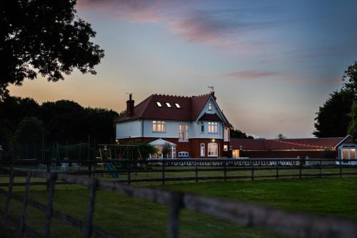 Herongate Maison | Merry Lakes - Luxury Lakeside Escape with Pool - Just 30 Minutes from London