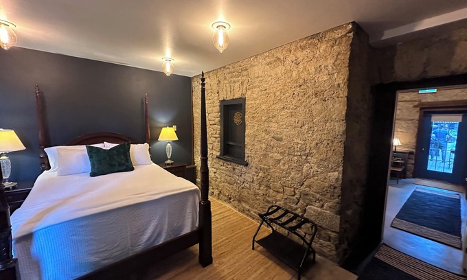 Elora Appartement | Spacious Downtown 2 Bed Suite w/ living room