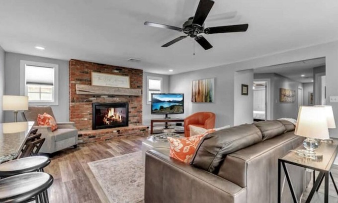 Clarence Appartement | Meticulous Main St. Ranch 2 Bedroom Luxury Apt. Rear Unit