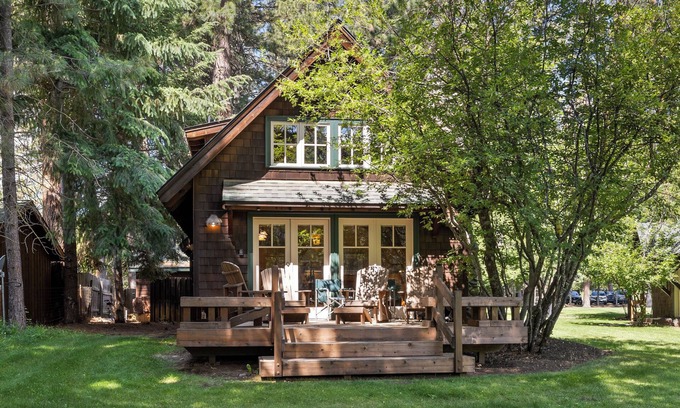 Camp Sherman Cabine | Metolius River Resort Cabin 10 Luxurious cabin on the Metolius River & fireplace
