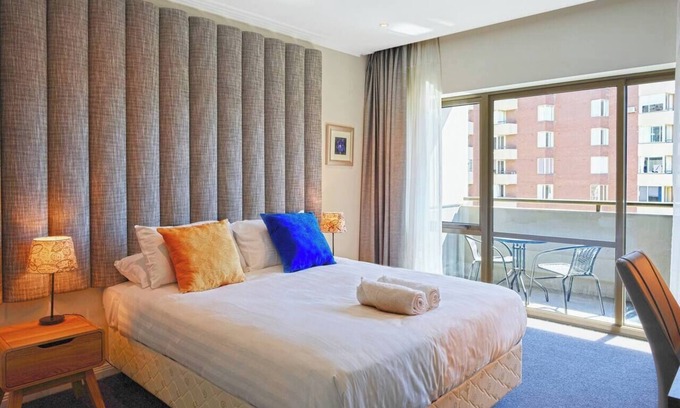 Chinatown Appartement | Metropolis Queen Studio with Indoor Pool and Balcony