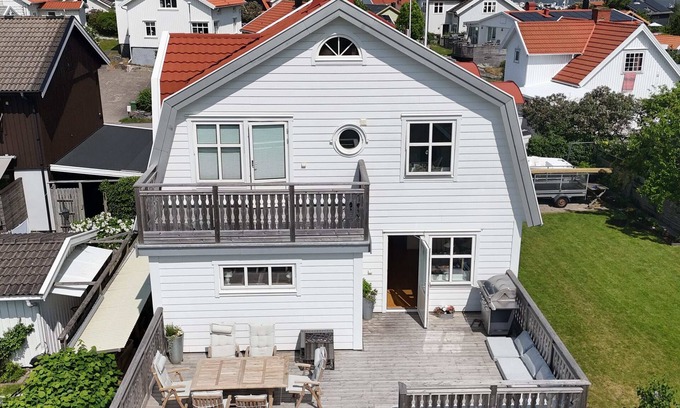 Hono Copropriété | Mezzanine: Lovely south-facing patio with barbecue. Gothenburg northern archipelago