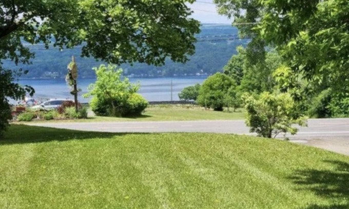 Burdett Maison | Mi Casa Tu Casa Lakeview Cottage Hot tub & Pet Friendly-Walk to Wineries