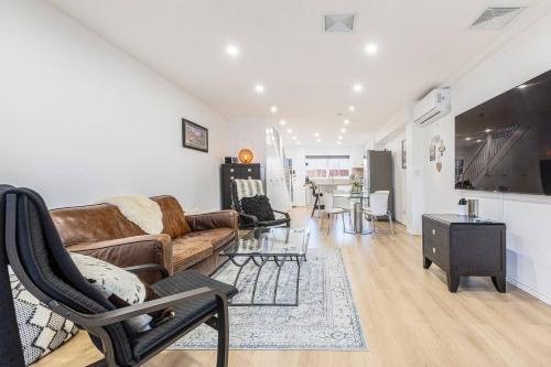 Port Melbourne Maison | Mia's Place - Victorian Terrace with Modern Comfort