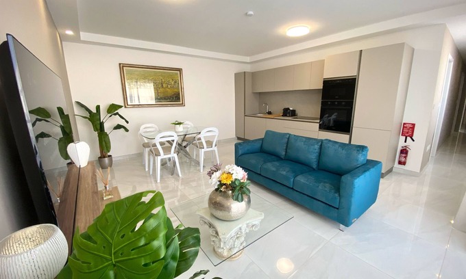 Qawra Appartement | Mia White Luxury Suite with large private terrace, 2bed2bath, 50mt from the sea