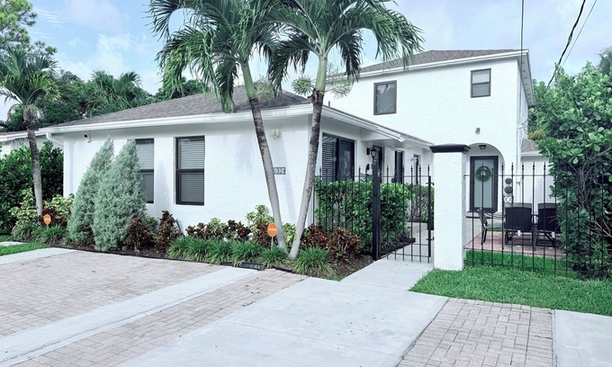 Coral Way Maison | Central Gem Pool: near UM, Metro Rail, GroveGables