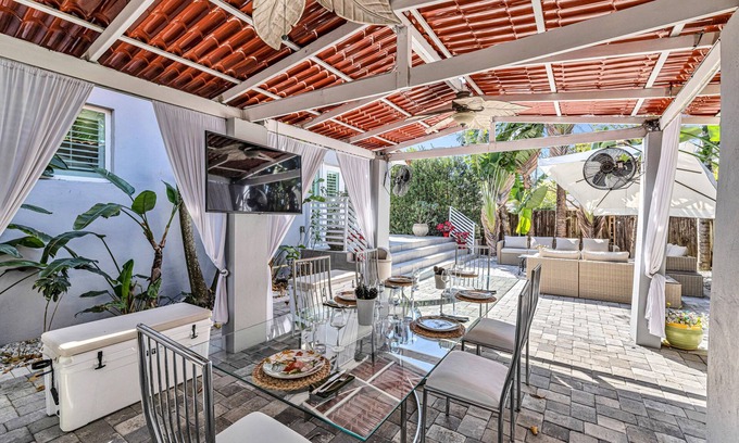 Coral Way Maison | Miami Sombra: Prime Location-Parkfront- Den-Gazebo