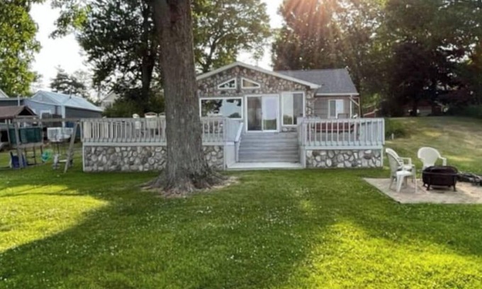 Reading Maison | Michigan Lakefront House