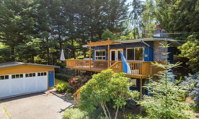 Coupeville Cabine | Mid-Century Beach Cabin by AvantStay | Walk to Beach