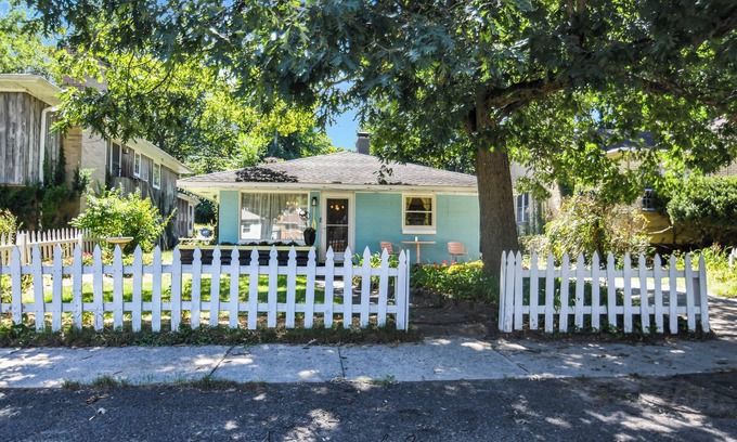 Miller Beach Maison | Mid-Century Cottage Beach Oasis