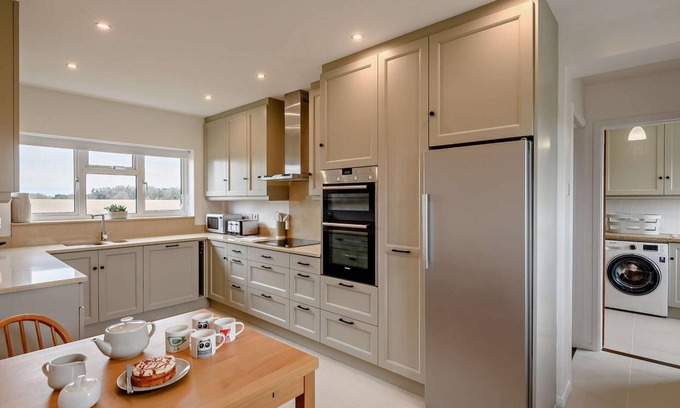 Ipswich Maison | Mid-century Farmhouse on the Edge of Alton Water in Peaceful Suffolk Countryside