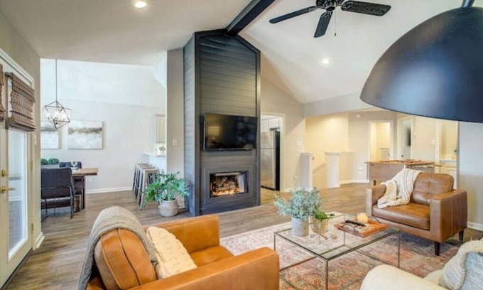 Rockwall Maison | Mid-Century flair w/ HOT TUB by the lake!