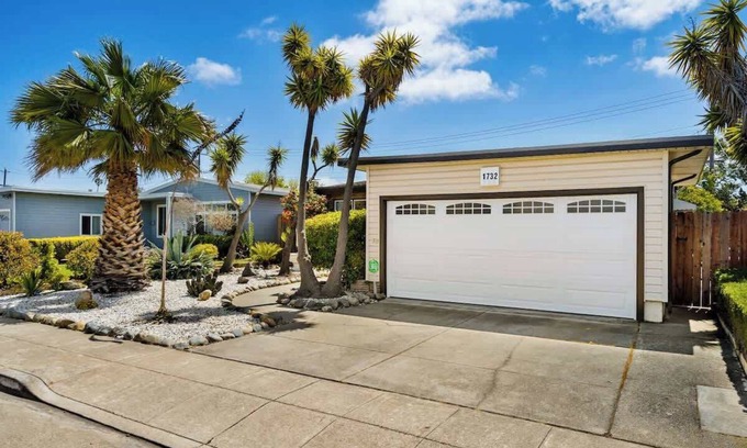 East San Mateo Maison | Mid Century Garden View Home Parking
