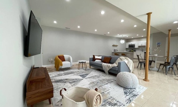 Chantilly Maison | Mid-Century Luxury Retreat, 2 BEDR, Kitchen, Sauna, Walk to Shops + Restaurants