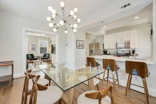 Park View Maison | Mid-Century Townhome Steps from Restaurants #DCottage