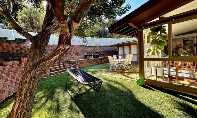 Spring Valley Maison | Mid-Century Treehouse with Yard and Views! AMAZING Location! Pet-friendly!