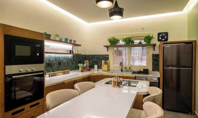 Al Duqqi Appartement | Mid-Century Vibes. Modern Convenience. Casa Mayouie.