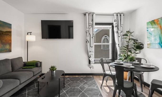 Penn-Knox Appartement | Mid/Long-Term: Spacious 1BR Home for 4 Guests