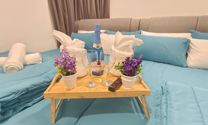 Central District Appartement | Mid Valley Southkey Spacious Family-sized Condo with Bathtub & Straits View