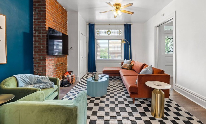 East Liberty Maison | Midcentury 5BD - BBQ & Yard - Close to DT & Pitt