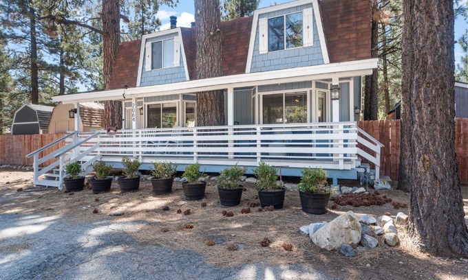 Woodlands Chalet De Ski | Middle Bear Chalet -Perfect getaway for a weekend in the mountains!