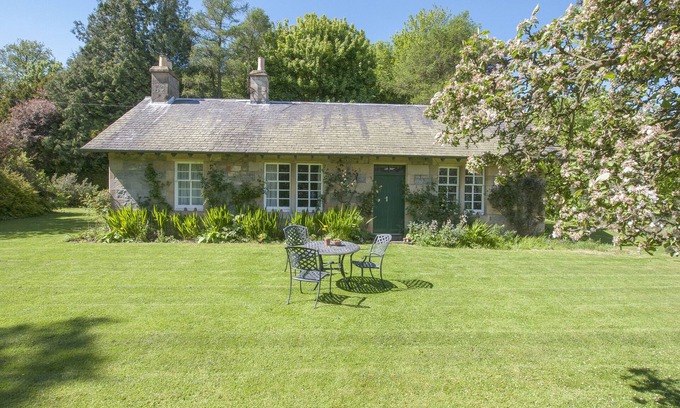 Cupar Cottage | MIDDLE COTTAGE - TARVIT, pet friendly, with open fire in Cupar, Fife