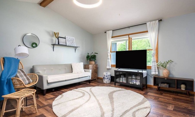 Hudsonville Maison | Midlake Elegance Retreat