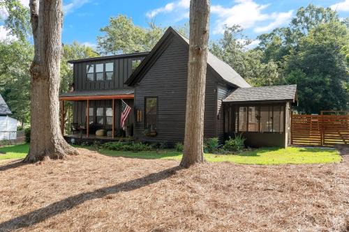 Covington Maison | Midnight Sanctuary at Mystic Falls - 3 Bedrooms and 2 Bathrooms 1 Mile from Clocktower, Mystic Grill and the Square