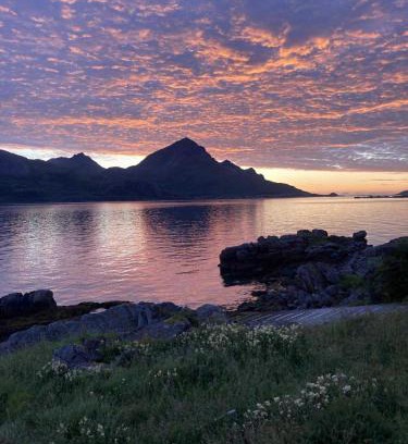 Vestvagøy Maison | Midnight-sun and Northern-lights house by ocean