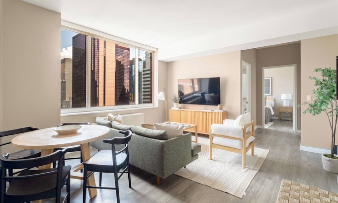 Midtown West Appartement | Midtown Manhattan apartment with 2BR 2BTH steps to Times Square