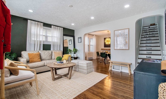 Midtown Maison | Midtown Stay: King Bed I FirePit I Yard I 5 min CHI Arena I CWS I Creighton