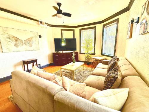Gage Park Appartement | Midway Hideaway -Cozy 1BR- parking
