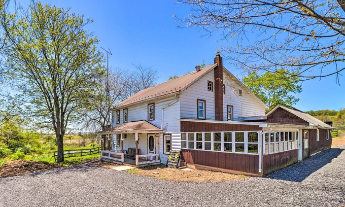 Mifflinburg Maison | Lovely Mifflinburg Farmhouse - Multiple Decks