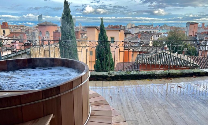 Old Lyon Lit Et Petit-Déjeuner | MiHotel - La Maison Rose