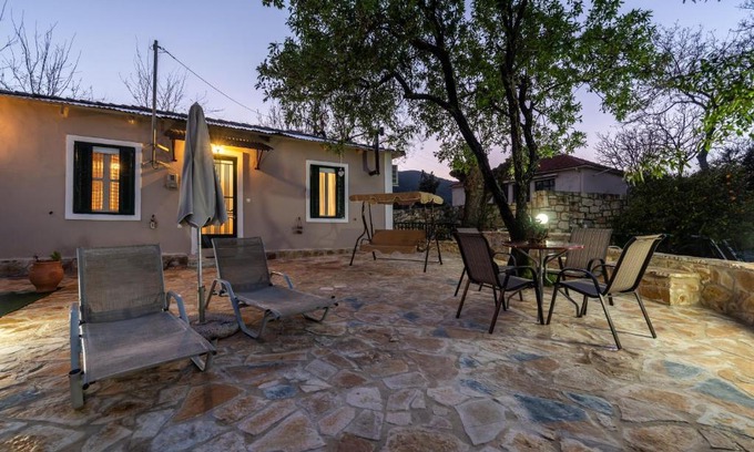 Fiolitis Maison | Mika's Valley View House