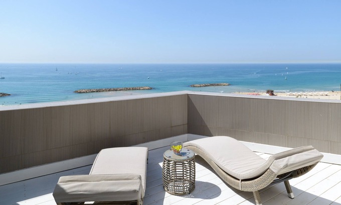 Herzliya Pituach Appartement | Beach Duplex with 2 Terraces & Sea View by FeelHome