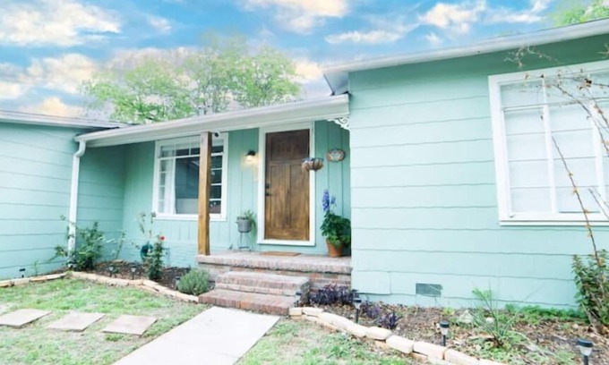 Alamo Heights Maison | Mil TDY Per Diem Match! Entire House; Pet-Friendly