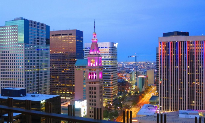 Downtown Denver Copropriété | MILE-HIGH 27TH FLOOR 1BD/1BA CONDO, FANTASTIC VIEWS, WALKABLE LOCATION, POOL GYM