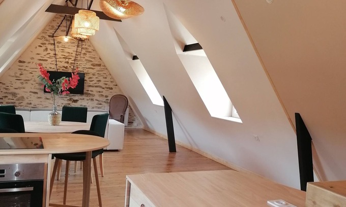 La Roche-Maurice Appartement | Moulin,étang, à 20 min de la mer, idéal pour une famille de 4 à 6 personnes.