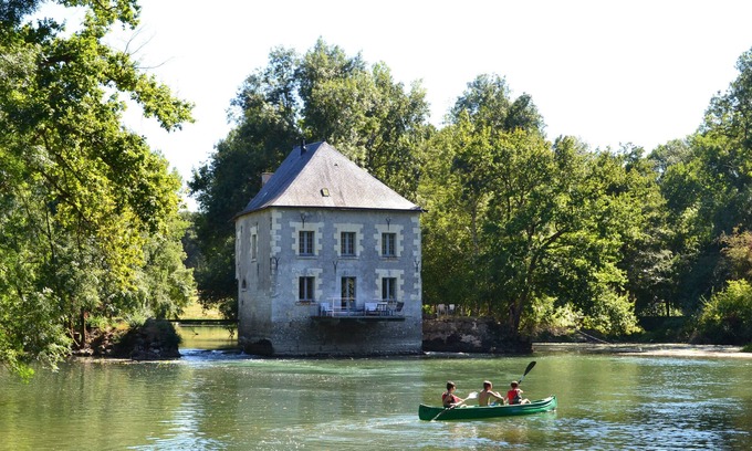 Monts Maison | Moulin avec terrasse sur l'eau- dépaysement, charme & espace.