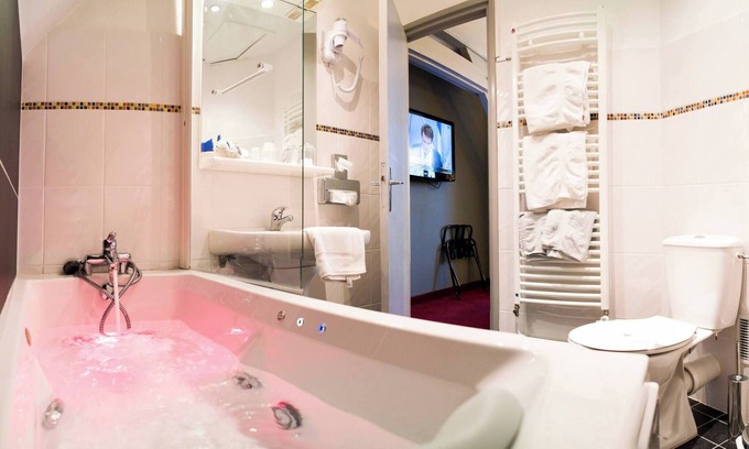 Seclin Maison | Millesime Room with Bathtub - 1