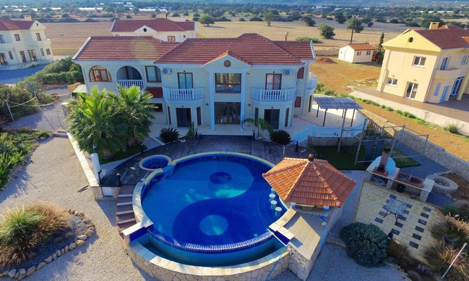 Tatlisu Villa | Manoir d'un million de dollars avec une immense piscine à débordement, un jacuzzi et un bar de piscine